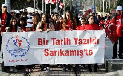 ANTALYA'DA ÖĞRENCİLER SARIKAMIŞ ŞEHİTLERİ İÇİN YÜRÜDÜ