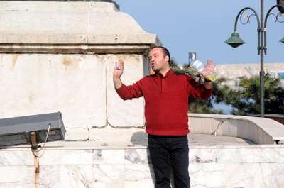 İşyeri kapatılan köfteci, Valilik önünde kendini yakmak istedi