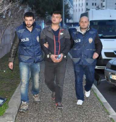Eğlence mekanına alınmayınca, pompalı tüfekle 10 kişiyi yaraladı