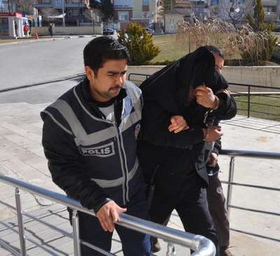 'Anne ve babanızın hacı arkadaşıyım' diyerek dolandırdı