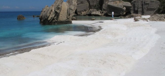 Sahilden 3 şişe kum çalan turiste 3 bin avro ceza