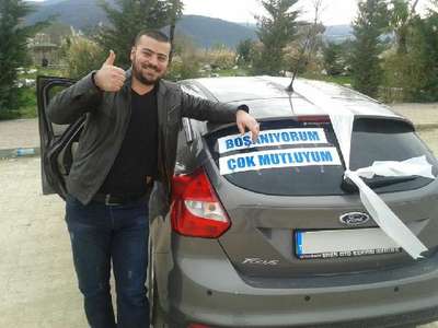 Boşanma davasına 'Boşanıyorum, çok mutluyum' yazdırdığı otomobille gitti