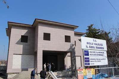 Sağlık merkezinin inşaatında iskeleden düşen işçi yaralandı