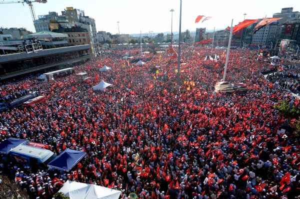 Yüz binler Taksim'de 'darbeye hayır' dedi