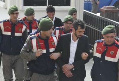 Arabaya koşup hurda toplamak için yarış atlarını çaldılar