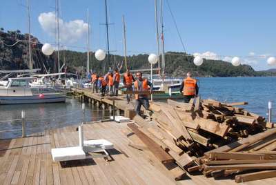 Marmaris'te kaçak iskelelerin yıkımına başlandı