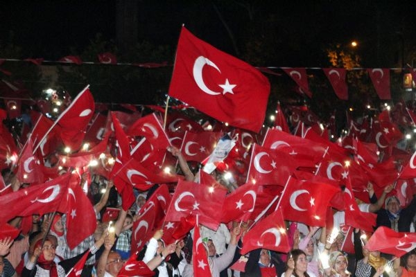 Belediye Başkanı: Türk bayraklarını indirin