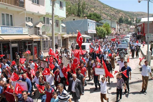 Şırnak'ta Türk bayraklarıyla darbe protestosu