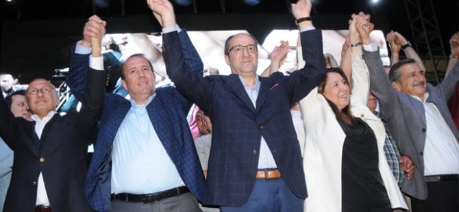 Demokrasi nöbetinde Ak Parti'liler ile CHP'liler el ele