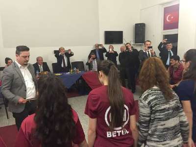 Trabzon Belediye Başkanı Gümrükçüoğlu, Duisburg'da horonla karşılandı