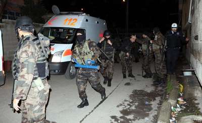 Eşi, çocukları ve arkadaşını rehin alıp bıçakla yaraladı