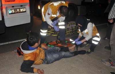 Motosiklet orta refüje çarptı: 2 yaralı