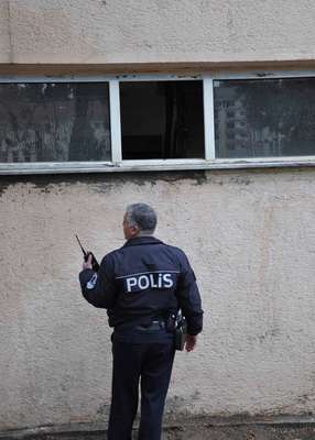POLİS ESKİ HÜKÜMET KONAĞINDA MADDE BAĞIMLISI ARADI