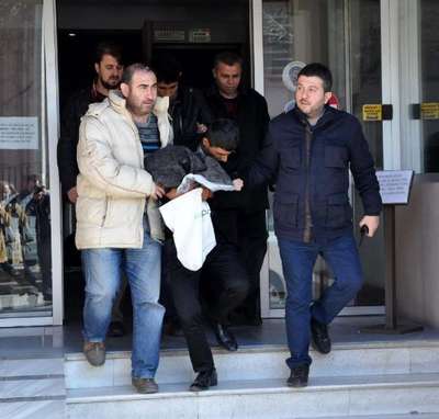 Çanakkale'de yaşı küçük iki telefon dolandırıcısı yakalandı