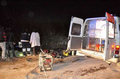 İçi su dolu dereye uçan otomobil heyecan yarattı