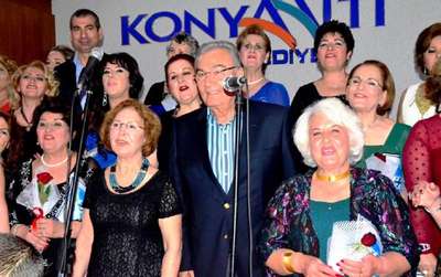 Deniz Baykal, kadınlar korosuyla şarkı söyledi