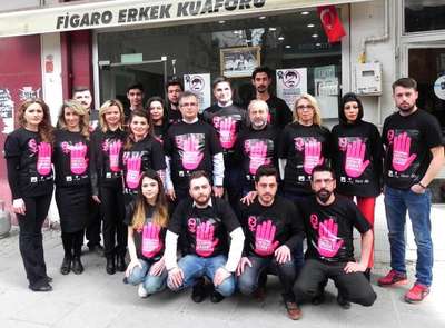 Kuaförler, kadına yönelik şiddete tepki için siyah tişört giydi