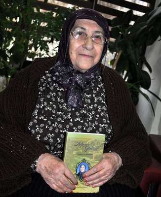 85 yaşında ilk şiir kitabını çıkarttı