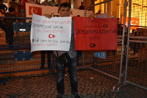 Gurbetçiler 'Demokrasi Nöbeti'nde