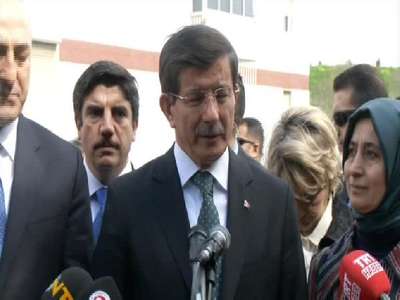 Başbakan Davutoğlu Portekiz'de şehit diplomatlar anıtına çelenk bıraktı