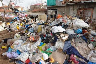 Kötü kokan evden 4 kamyon çöp çıktı