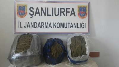 Otomobil bagajında 25 kilo esrar ele geçti