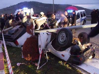Otomobil, direğe çarpıp ikiye bölündü: 2 ölü, 5 yaralı