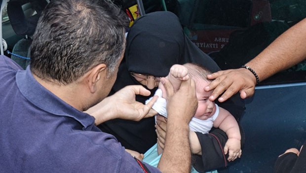 İzinci ailenin bebeği arabada mahsur kaldı