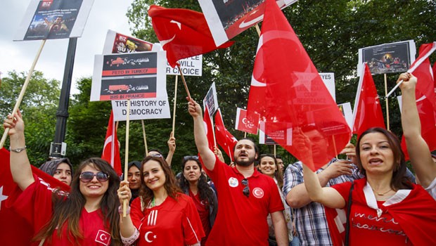 Türk öğrencilerden İngiliz medyasına protesto