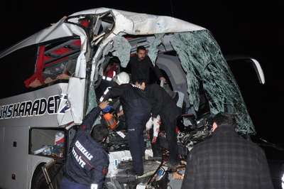Otobüs, tuğla yüklü kamyona arkadan çarptı: 2 ölü, 13 yaralı