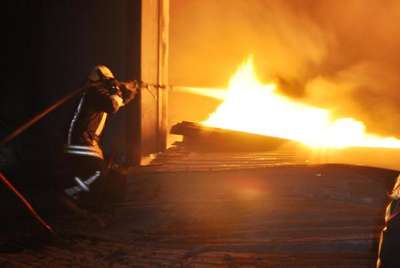 Doğalgaz tesisi yanındaki depo yangını korkuttu