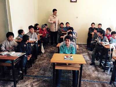 Uygur çocuklara Türkiye Türkçesi dersleri