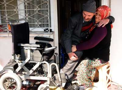15 yıldır engelli eşini kucağında taşıyor