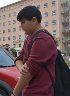 14 yaşındaki öğrencinin parası ve cep telefonunu gasp ettiler