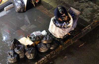 Yağmur altında plastik şişe topladı