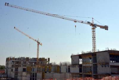Adliye inşaatında kalasın altında kalan işçi öldü