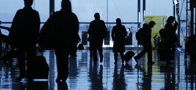Düsseldorf Havalimanı'nda 14 Türk bekletildi