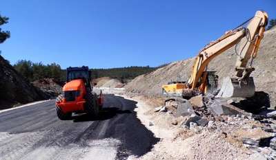 Heyelan nedeniyle yol yarım metre yükseldi (2)