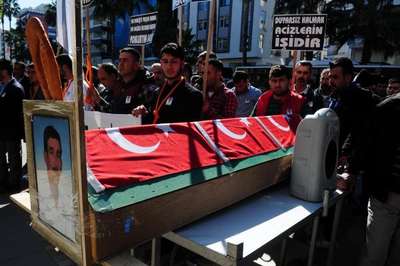 Seyyar satıcılardan belediye önünde tabutlu eylem