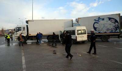 İşçi minibüsü TIR'a çarptı: 8 yaralı