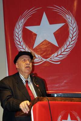 Okuyan, Vatan Partisi rozetini 12 Eylül öncesi görüş ayrılığı nedeniyle soyadını değiştiren kardeşine taktı
