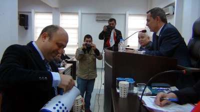 Belediye meclis üyesinden çay protestosu