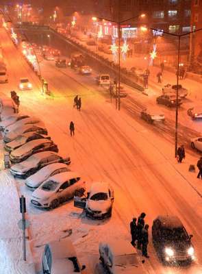 Erzurum'a kara kış geri döndü