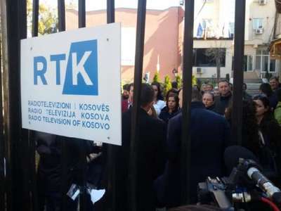 Kosova'da televizyon çalışanlar kendi kurumlarını ve baş editörleri protesto etti