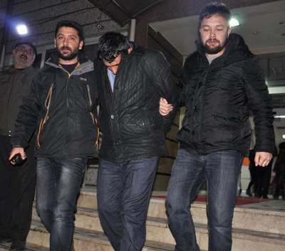 Kendini polis olarak tanıtan dolandırıcı yakalandı