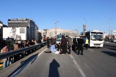 Asfaltta ambulans beklediler...