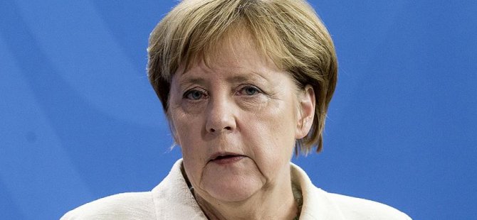Merkel'den Almanya'daki Türklere uyarı