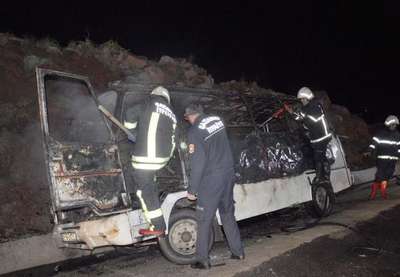 Seyir halindeki minibüs yandı