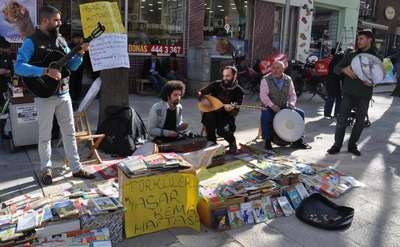 Sokak müziğinden gelen bahşişler çocuklara kitap oluyor