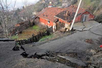 Karabük'te heyelan: 14 ev tahliye edildi